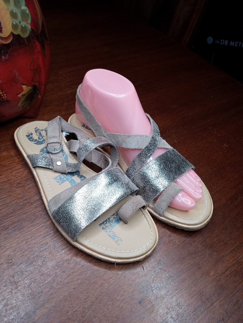 Sorel Ella Criss Cross Flat Sandals Women’s Size 7 Tan Silver Metallic. EUC!